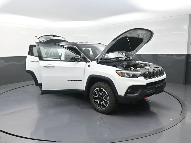 New 2026 Bright White Clear-Coat Exterior Paint Jeep Trailhawk image 29