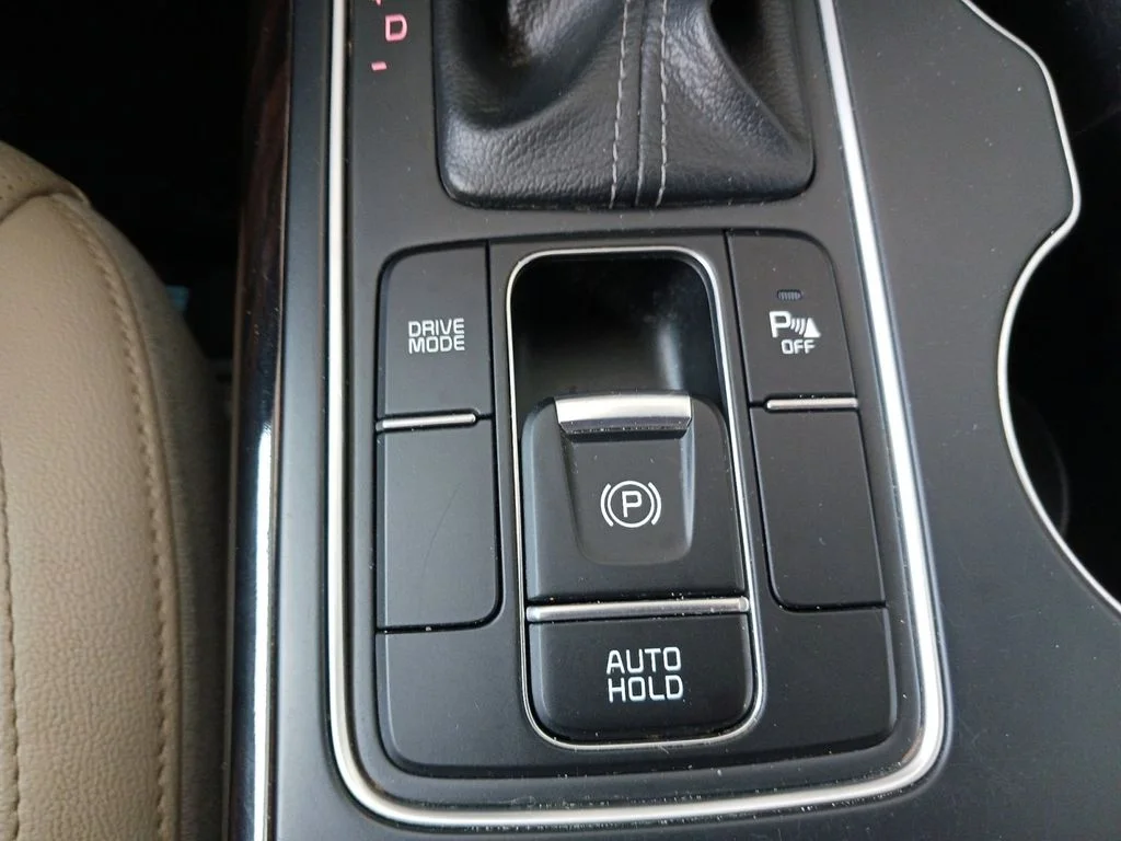 Used 2019 White Kia EX image 25