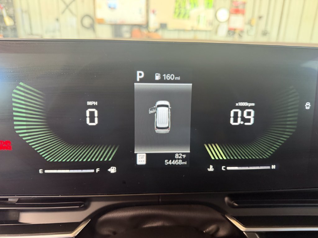 Used 2025 White Kia LXS image 18