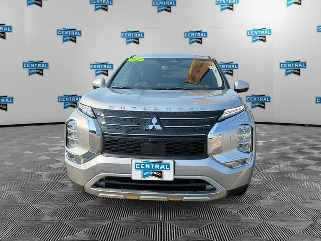Used 2024 Silver Mitsubishi SE image 8