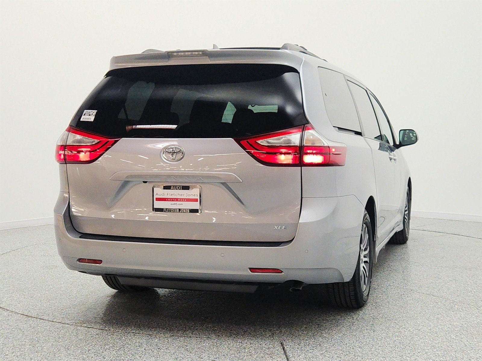 Used 2018 Silver Sky Metallic Toyota XLE Premium image 6