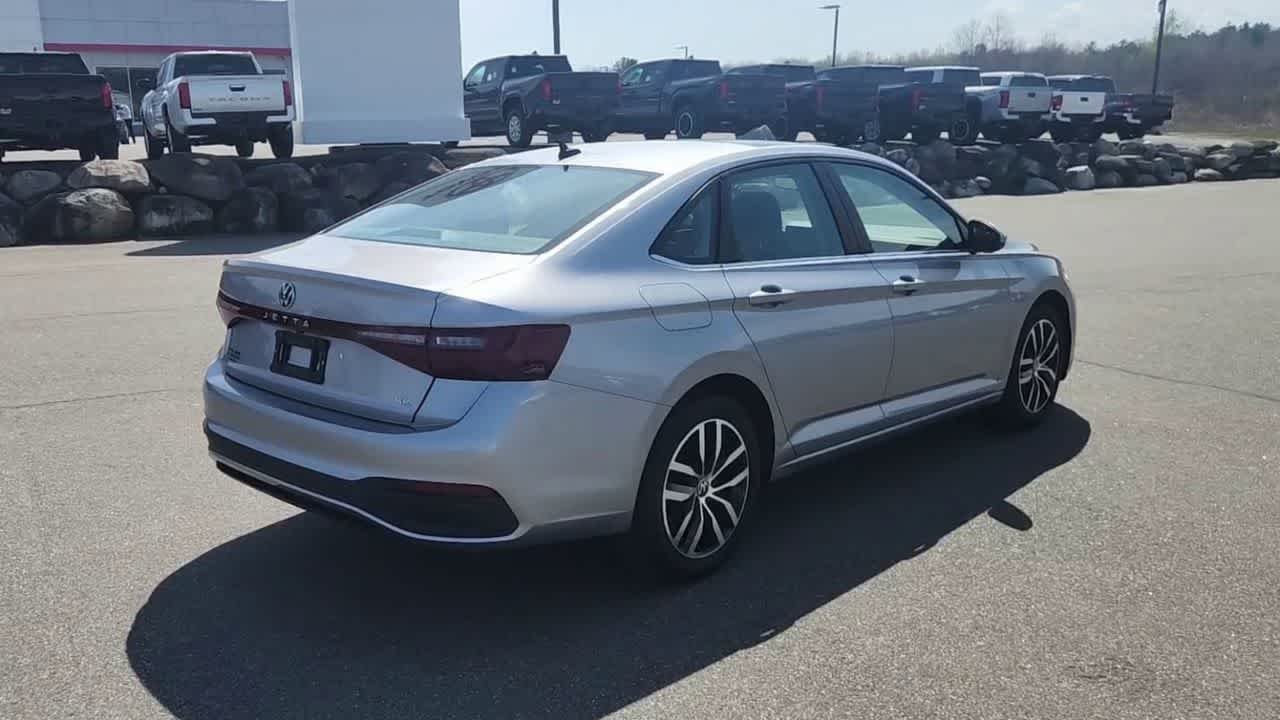 2025 Volkswagen Jetta SE - Photo 8