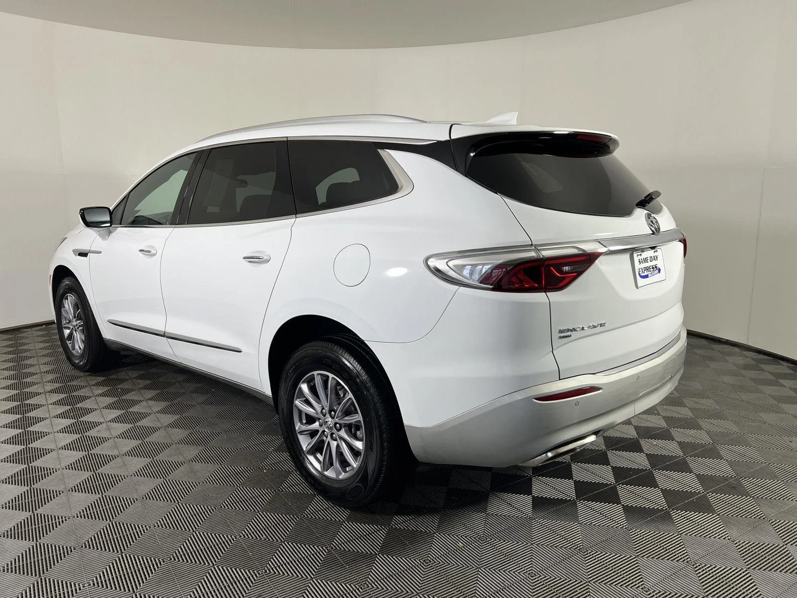 Used 2024 Summit White Buick Essence image 26