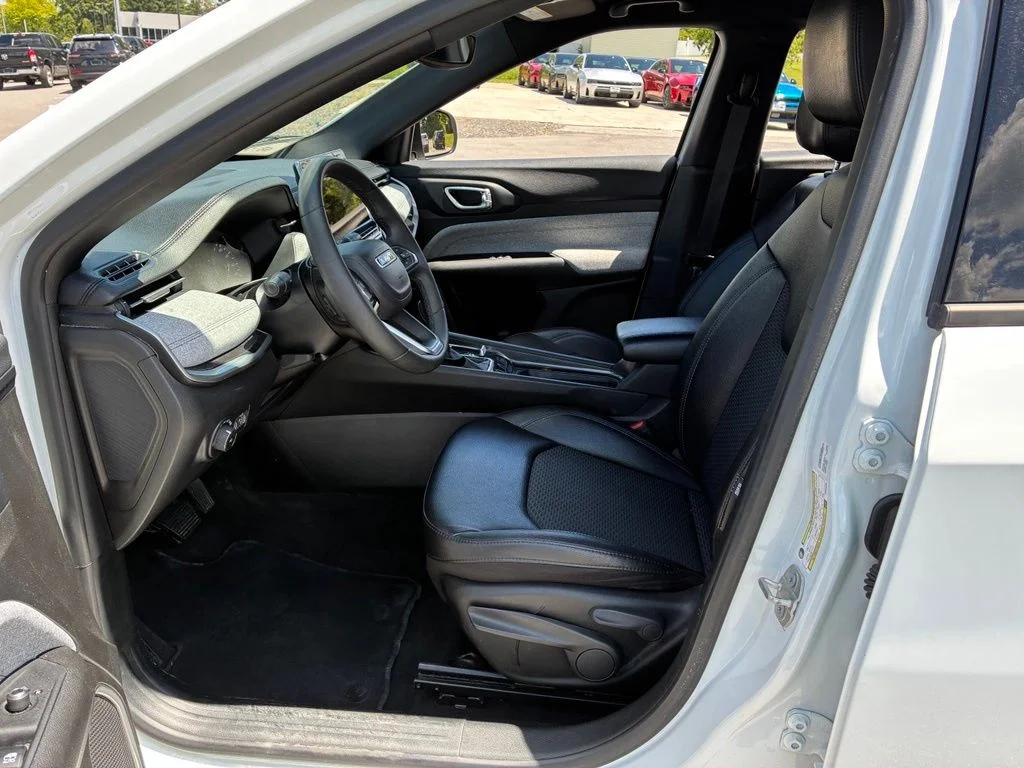 Used 2024 White Jeep Latitude image 16