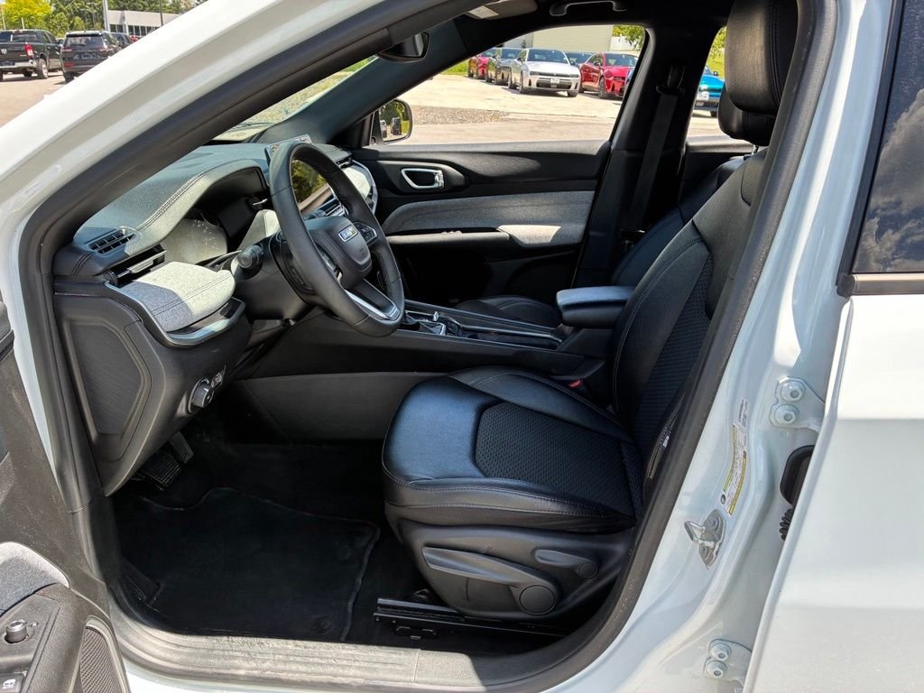 Used 2024 White Jeep Latitude image 16