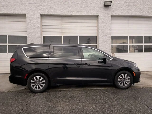 2024 Chrysler Pacifica Hybrid Select PHEV's photo