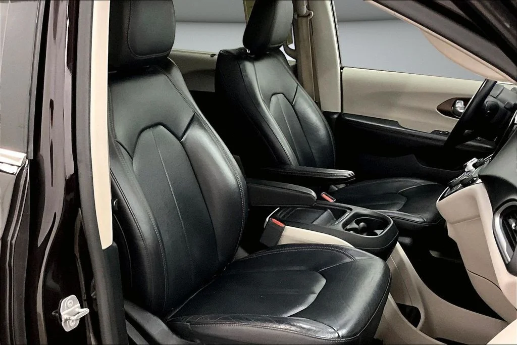 Used 2018 Red Chrysler Touring L image 29
