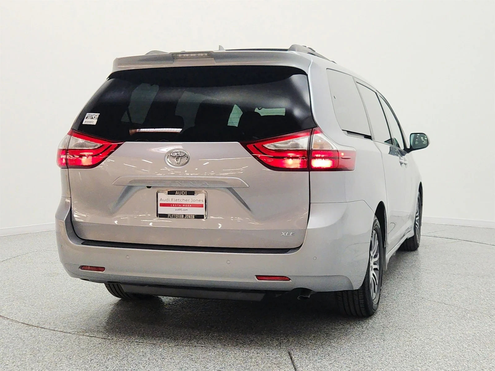 Used 2018 Silver Sky Metallic Toyota XLE Premium image 6