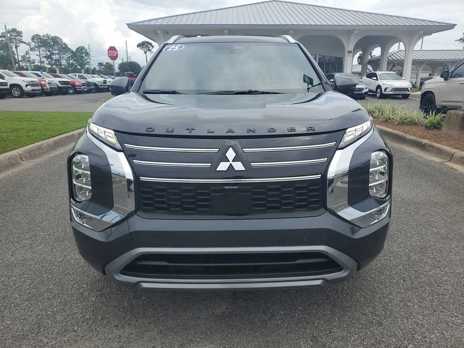 Used 2025 Graphite Gray Gray Mitsubishi SEL image 11
