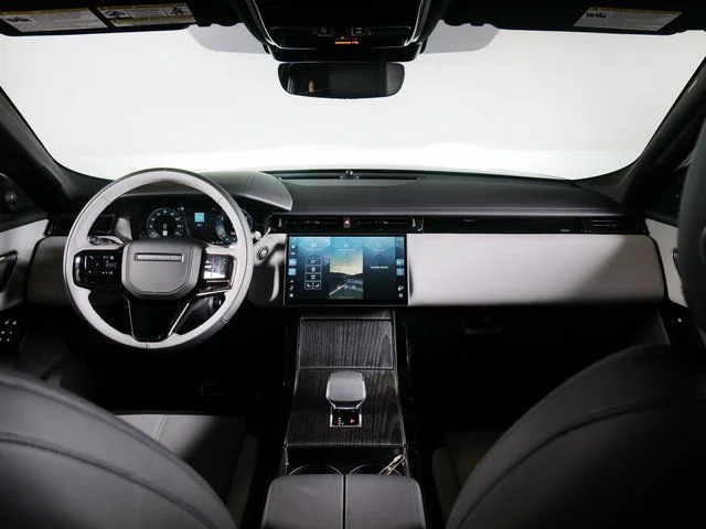 New 2026 Santorini Black Land Rover Dynamic SE image 4