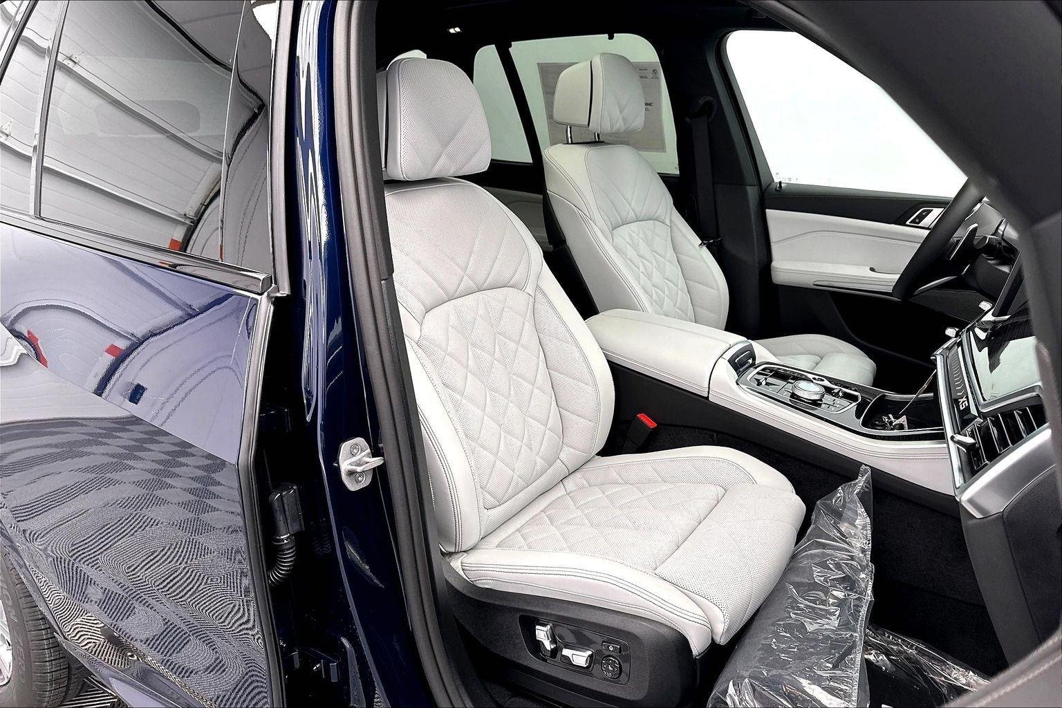New 2026 Tanzanite Blue II Metallic BMW xDrive50e image 36