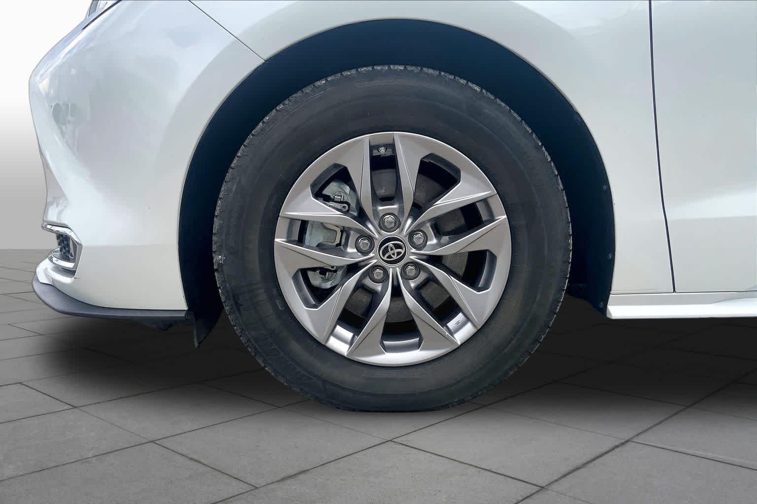 Used 2022 Wind Chill Pearl Toyota XLE image 11