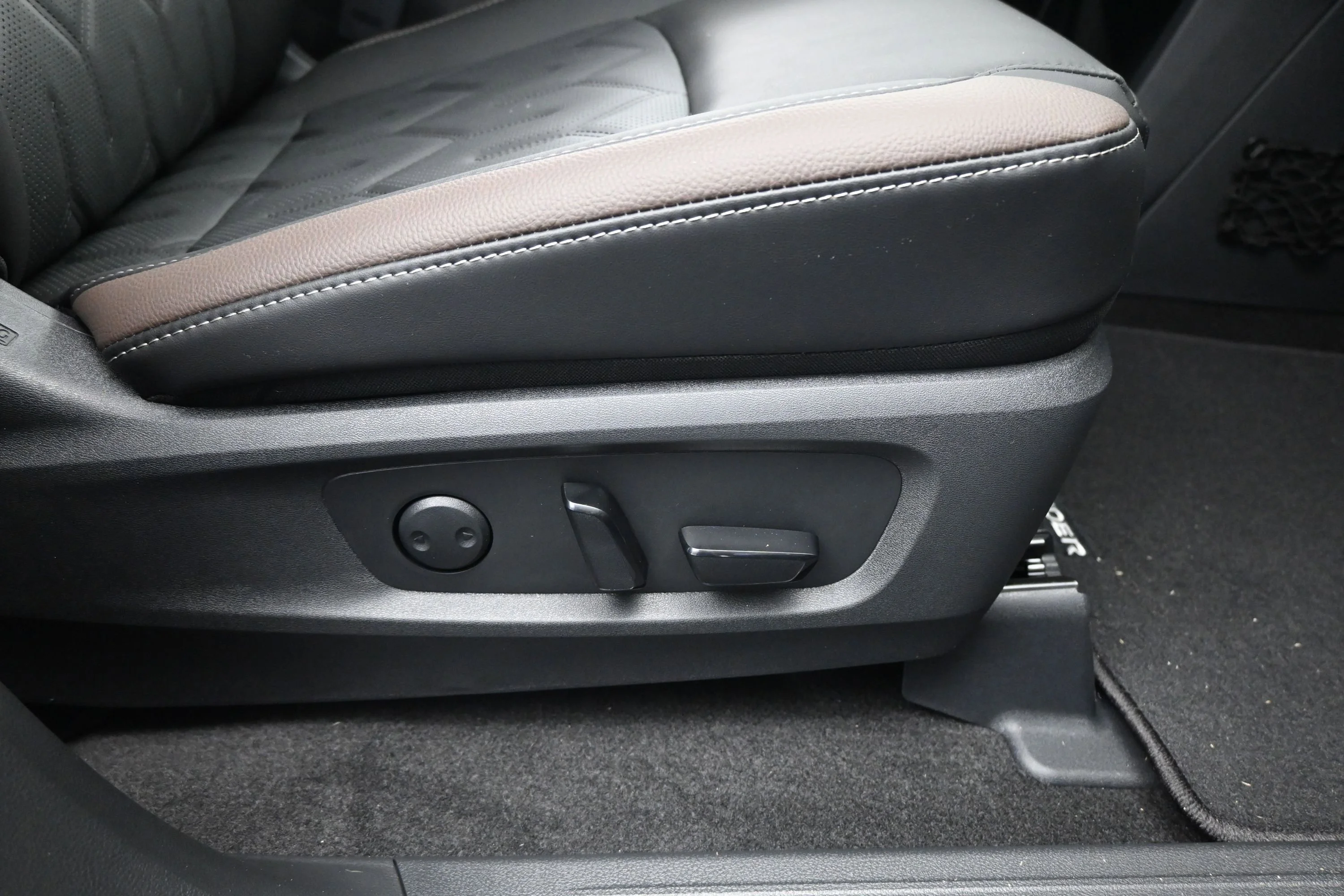 New 2026 Boulder Gray Pearl Nissan Platinum image 16