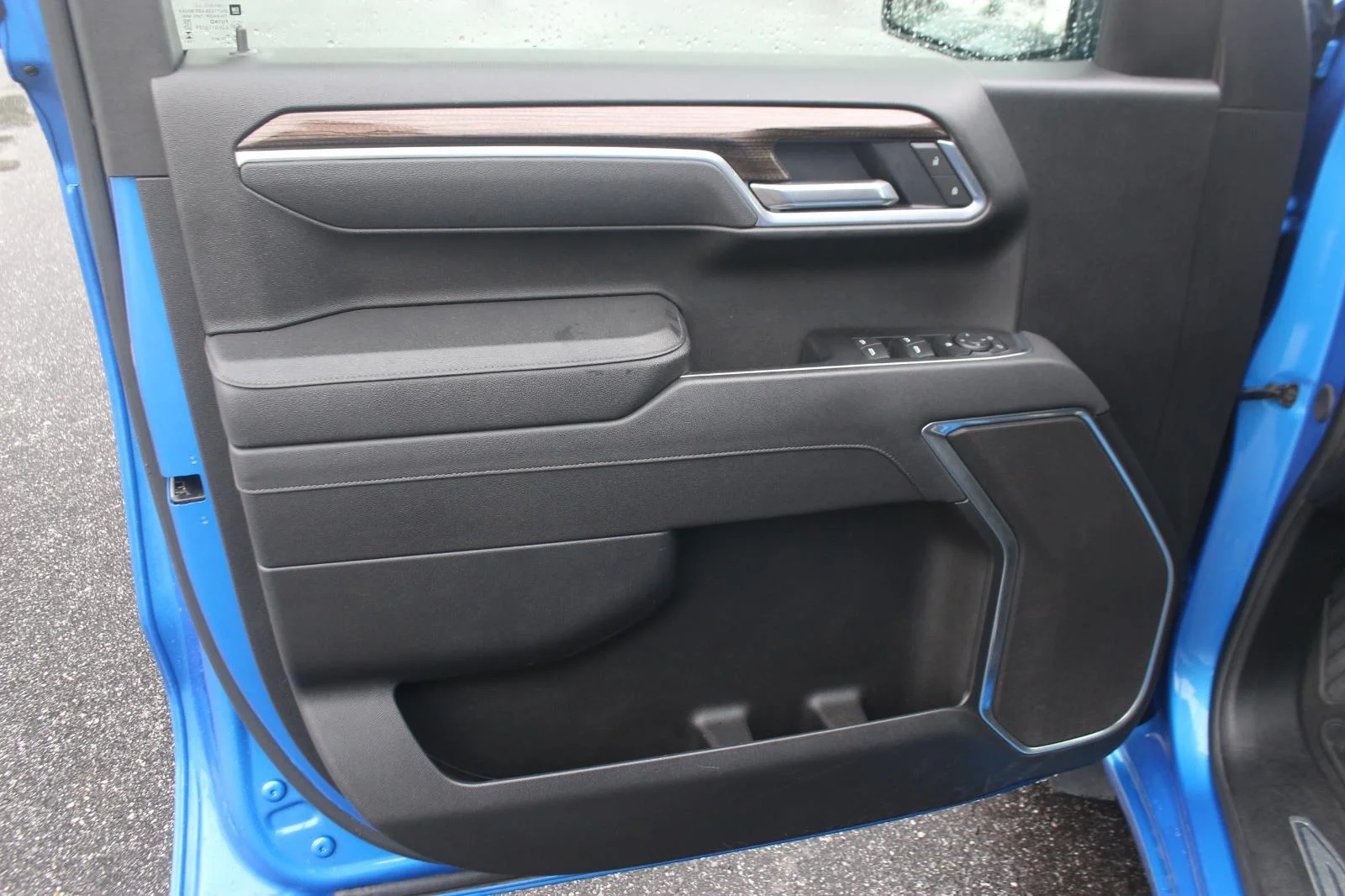 Used 2025 Riptide Blue Metallic Chevrolet LT image 13