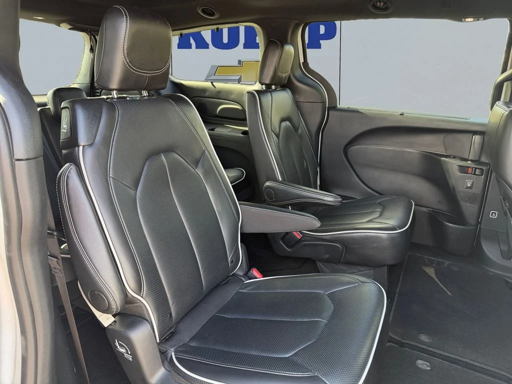 Used 2025 Bright White Clearcoat Chrysler Limited image 18