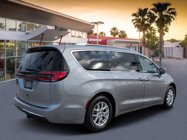 Used 2021 Silver Chrysler Touring L image 3