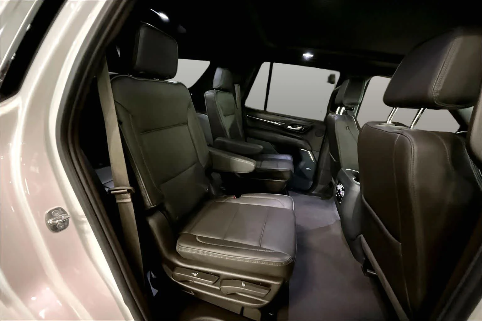 Used 2024 White Frost Tricoat GMC Denali image 20