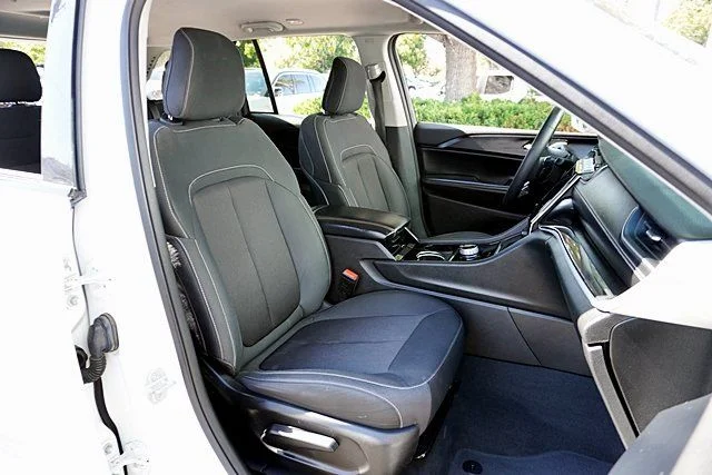Used 2023 White Jeep Laredo image 12
