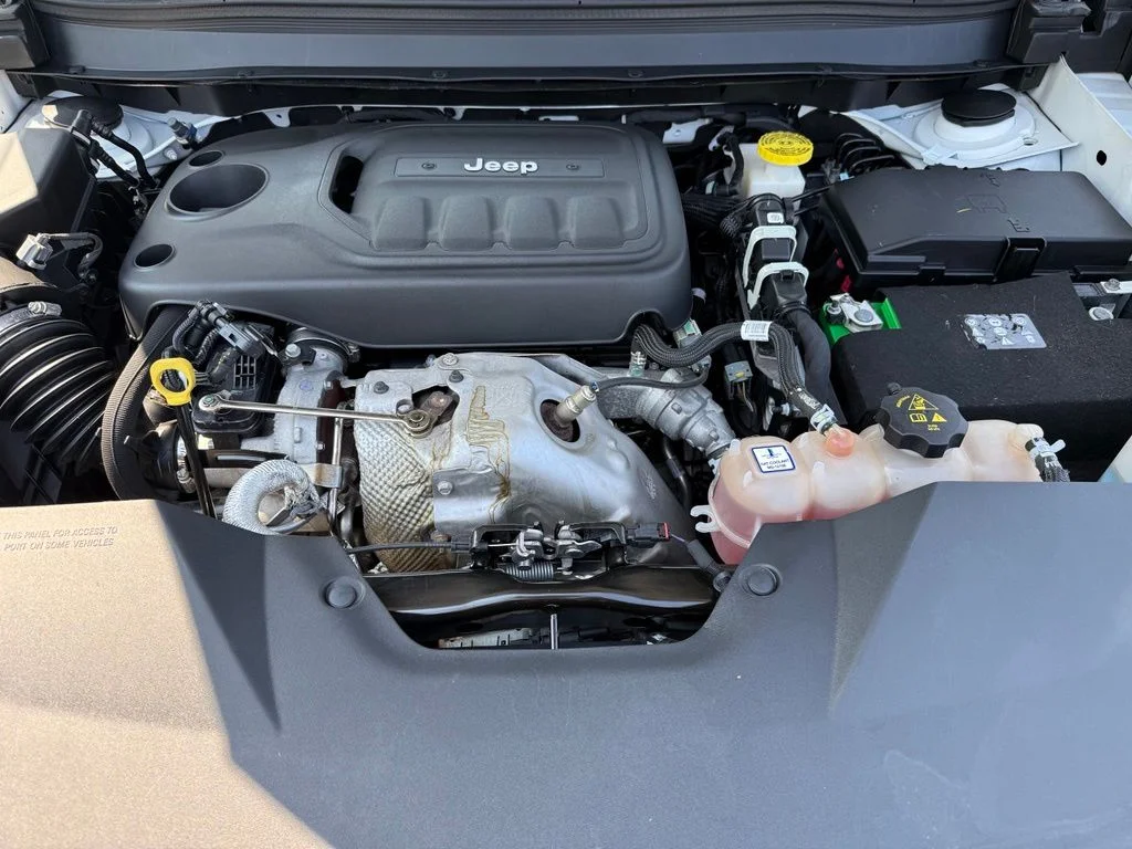 Used 2019 Bright White Clearcoat Jeep Trailhawk image 10