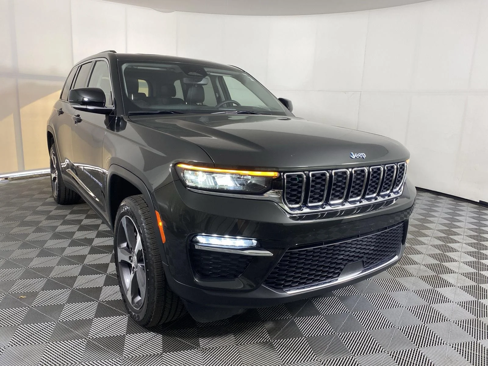Used 2023 Rocky Mountain Pearlcoat Jeep  image 18