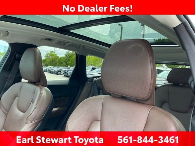 Used 2019 White Volvo T5 Momentum image 25
