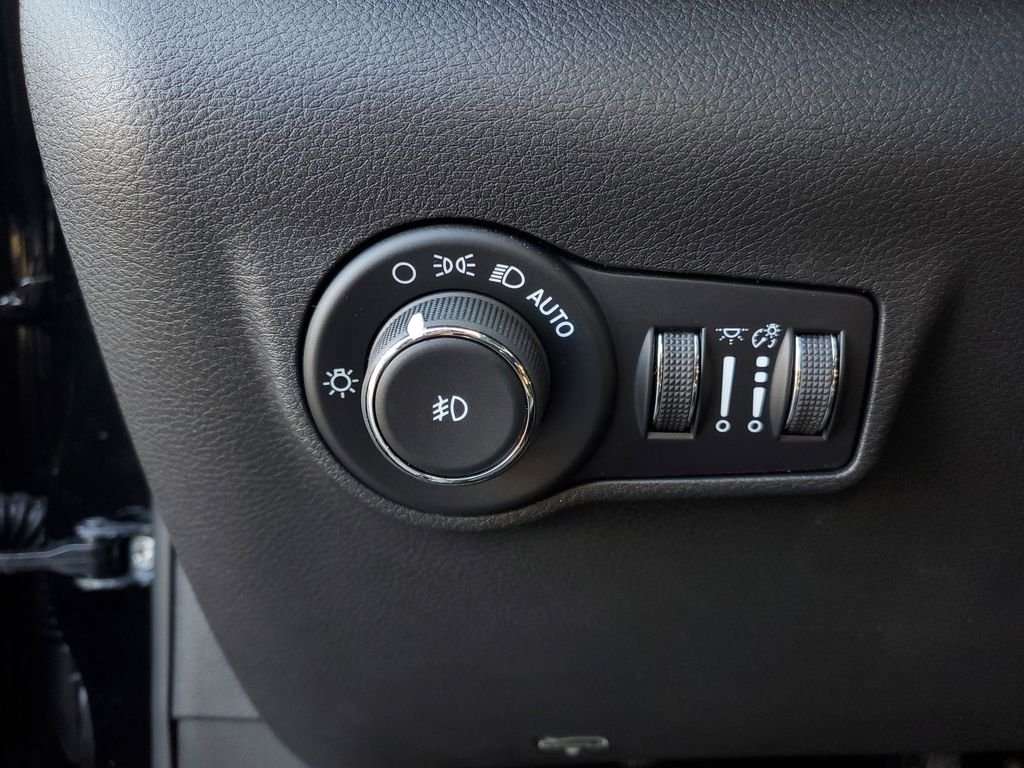 New 2026 Diamond Black Crystal Pearlcoat Jeep Latitude image 19