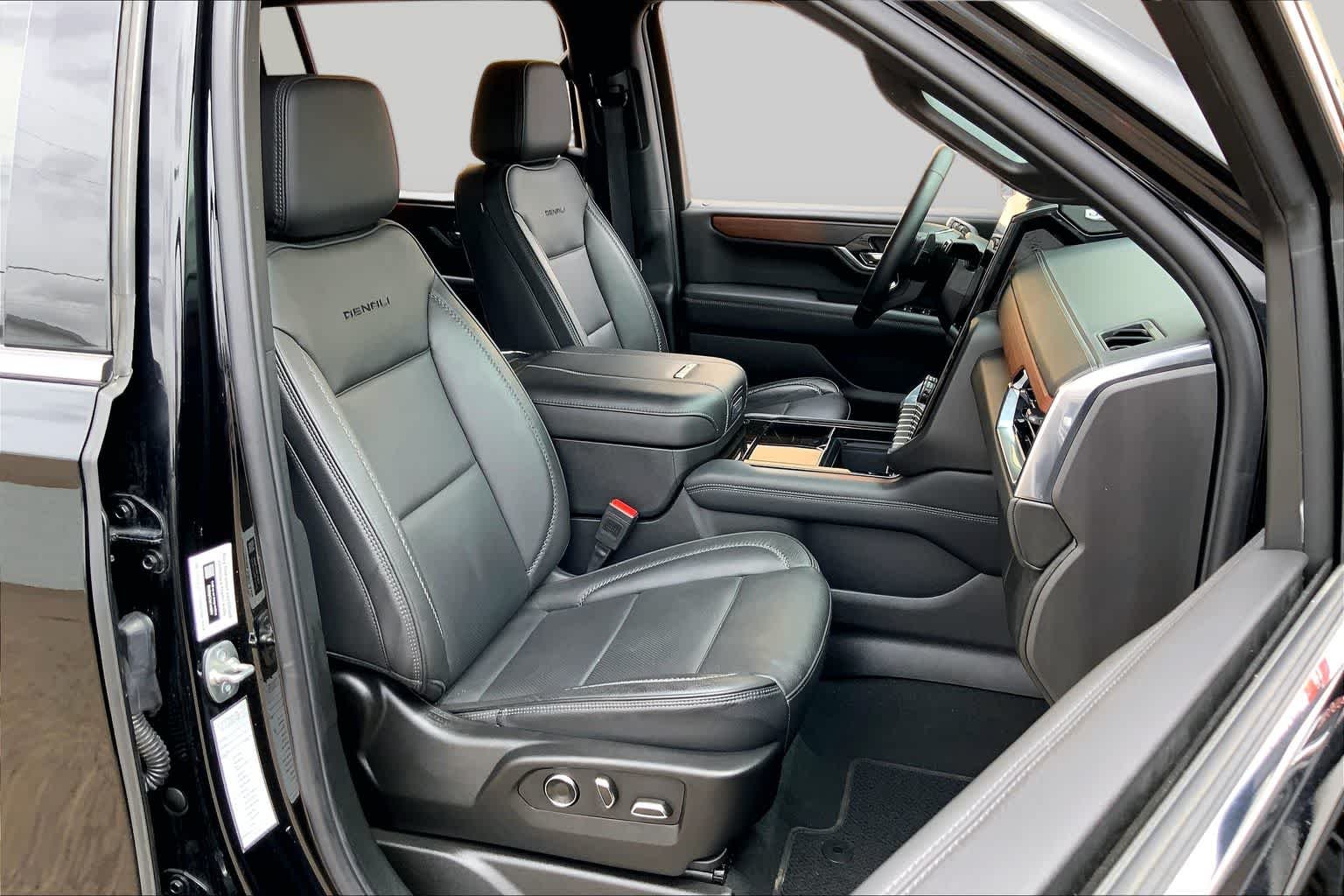 Used 2025 Onyx Black GMC Denali image 9