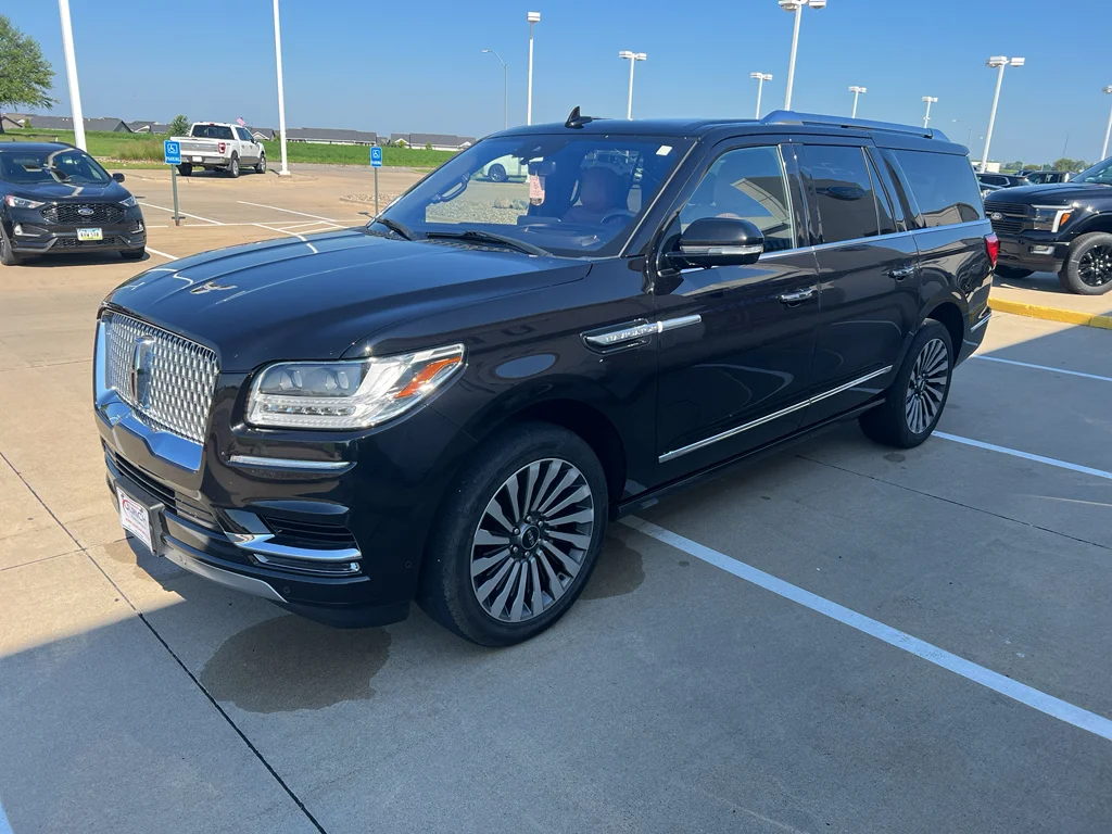 Used 2019 Infinite Black Metallic Lincoln Reserve image 4