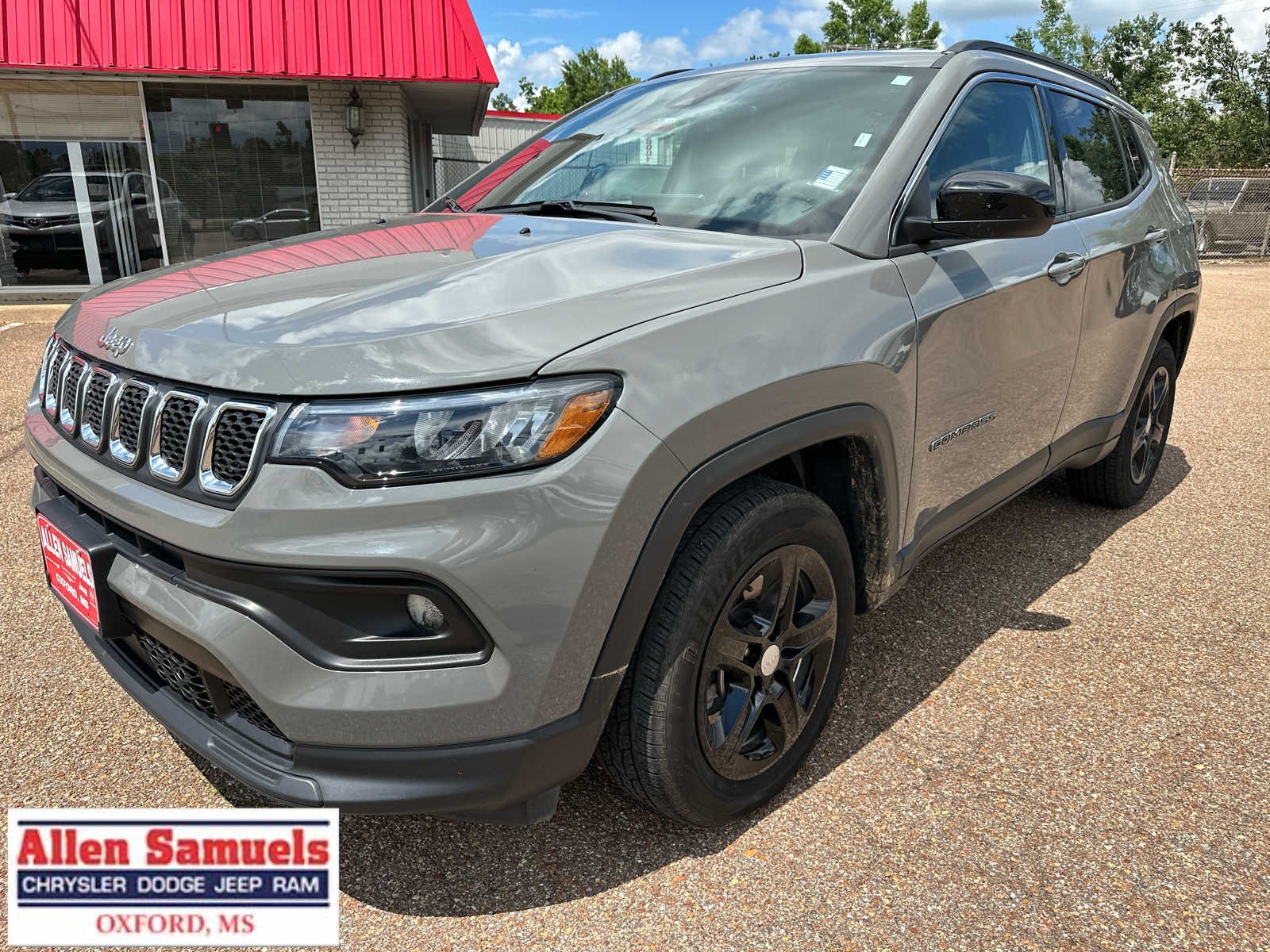 Used 2024 Sting-Gray Clearcoat Jeep Latitude image 7
