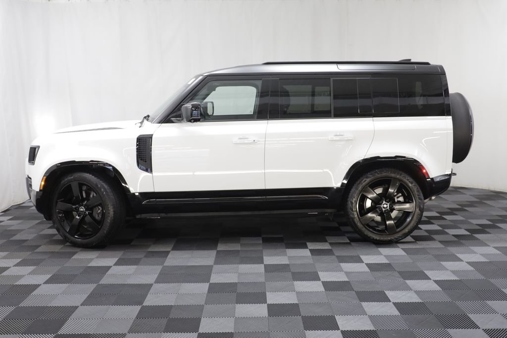 Used 2025 White Land Rover X-Dynamic SE image 4