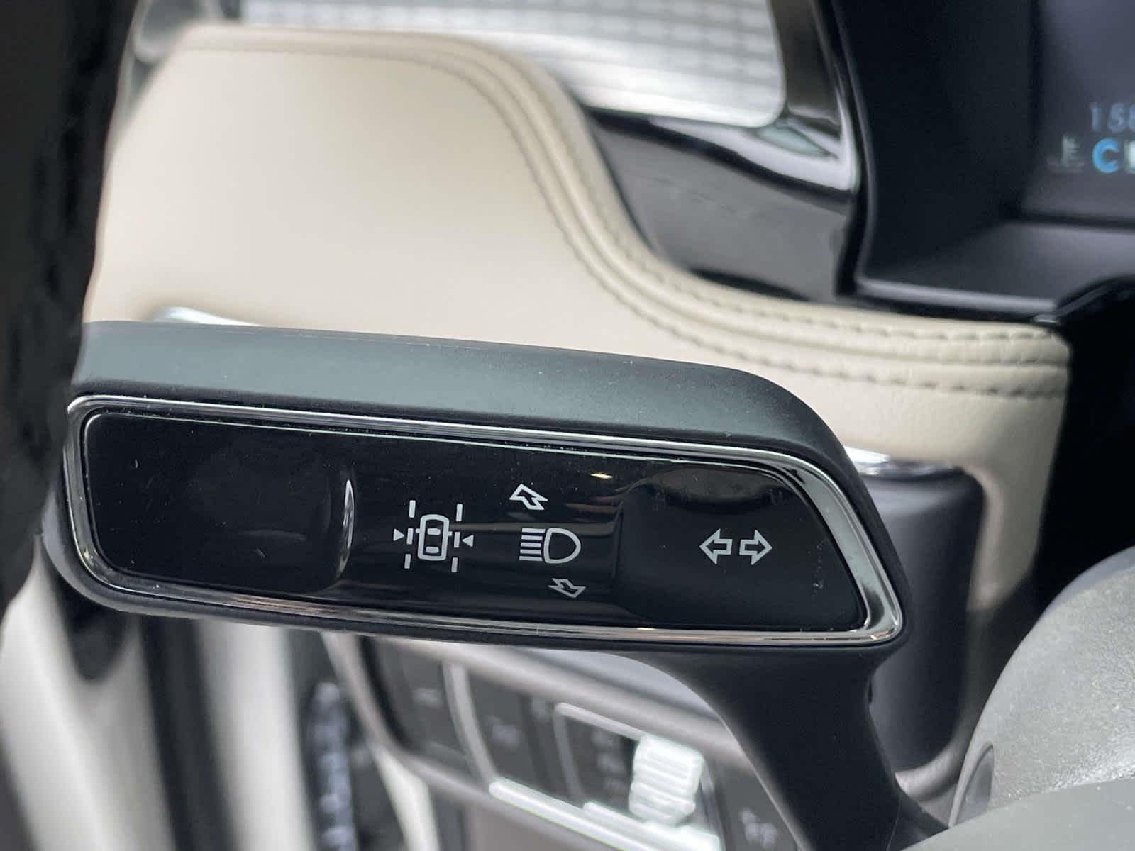 Used 2023 Ceramic Pearl Lincoln Standard image 34