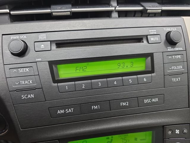 Used 2010 White Toyota II image 21