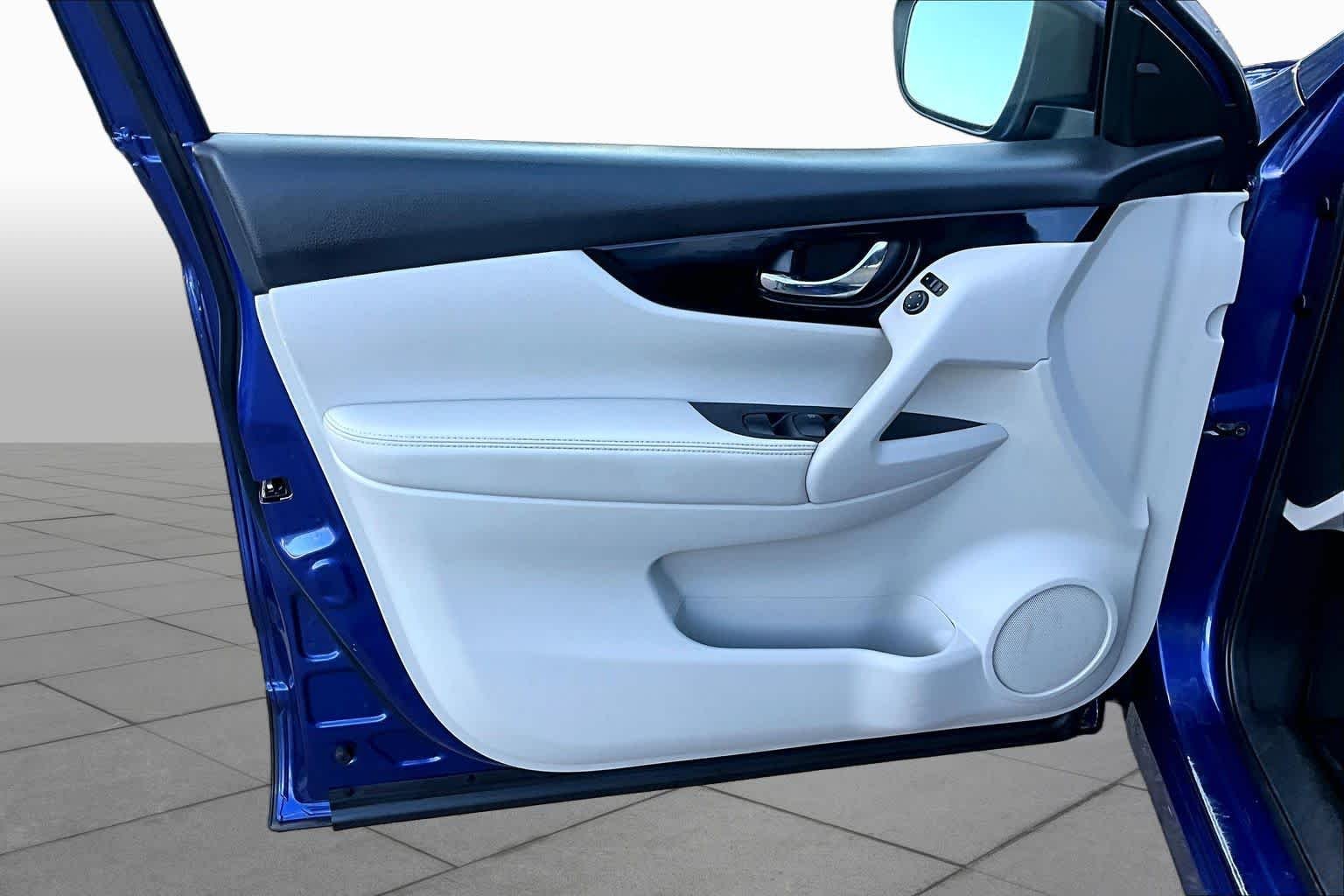 Used 2018 Caspian Blue Nissan SV image 20