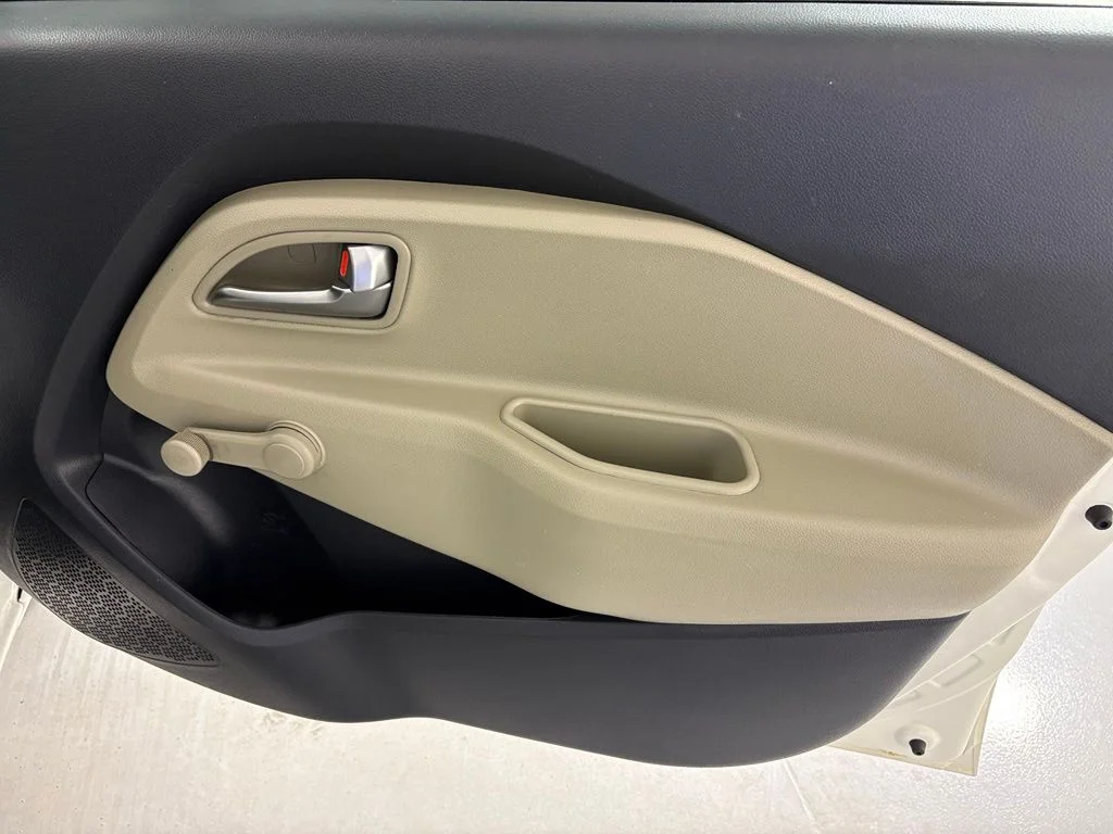 Used 2016 White Kia LX image 33