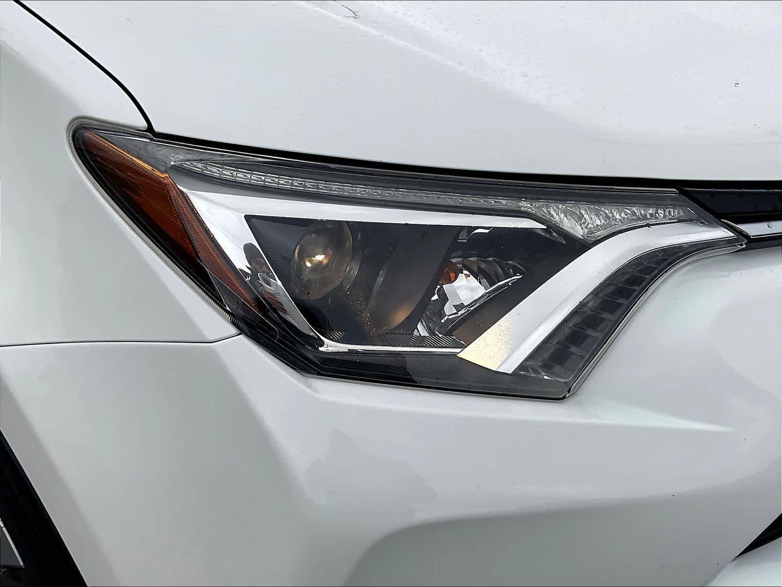 2017 Toyota RAV4 LE - Photo 32