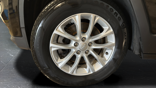 Used 2020 Diamond Black Crystal Pearlcoat Jeep Latitude image 28