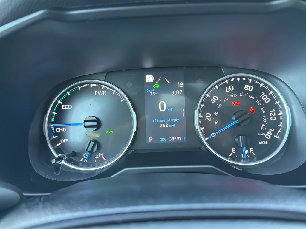 Used 2022 White Toyota XLE image 23
