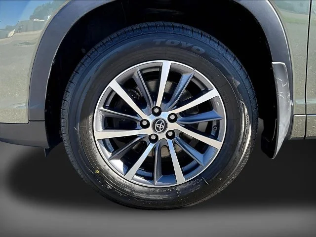 Used 2018 Green Toyota XLE image 41