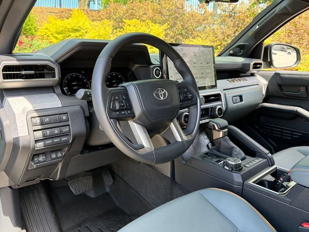 Used 2025 Everest Toyota Hybrid Trailhunter image 16