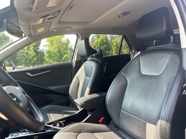 Used 2023 Snow White Pearl Kia Wave image 13