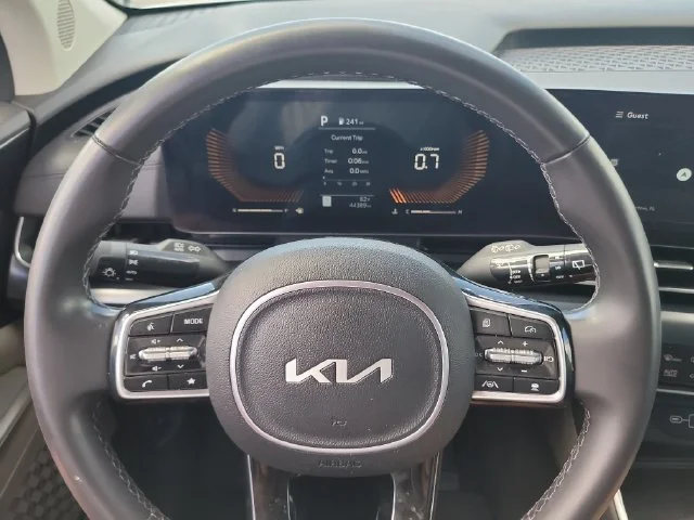 Certified Used 2025 White Kia LXS image 29