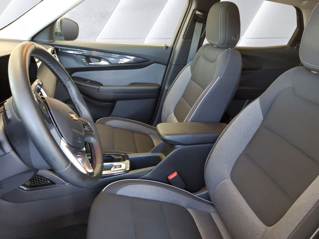 Used 2025 Gray Chevrolet LT image 7