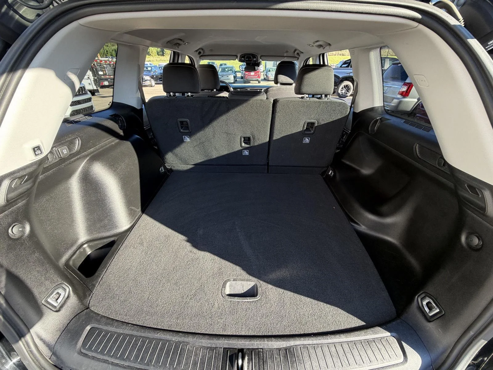 Used 2023 Diamond Black Crystal Pearlcoat Jeep Laredo image 20
