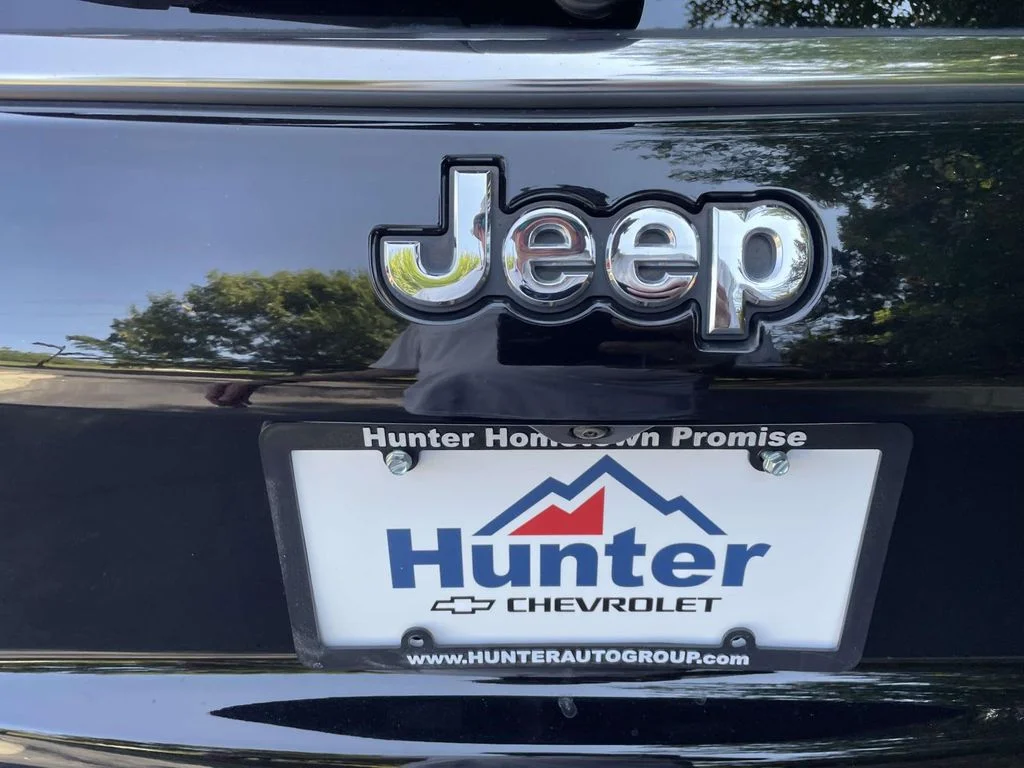 Used 2022 Black Jeep Latitude 4x4 image 12