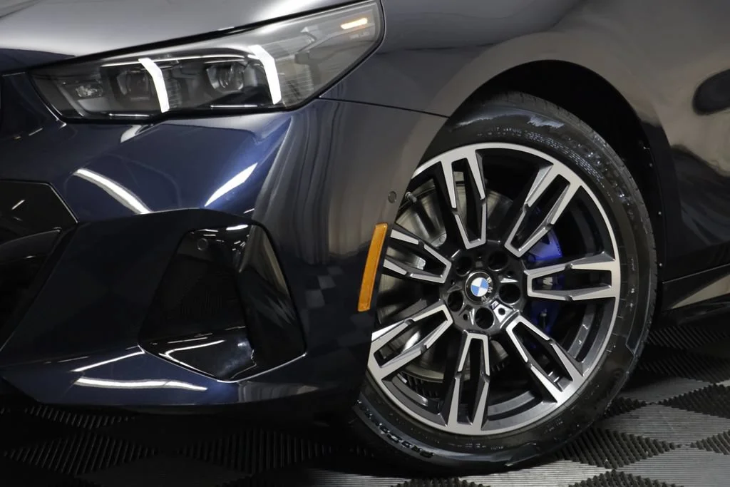 New 2027 CARBON BLACK BMW 530i xDrive image 4