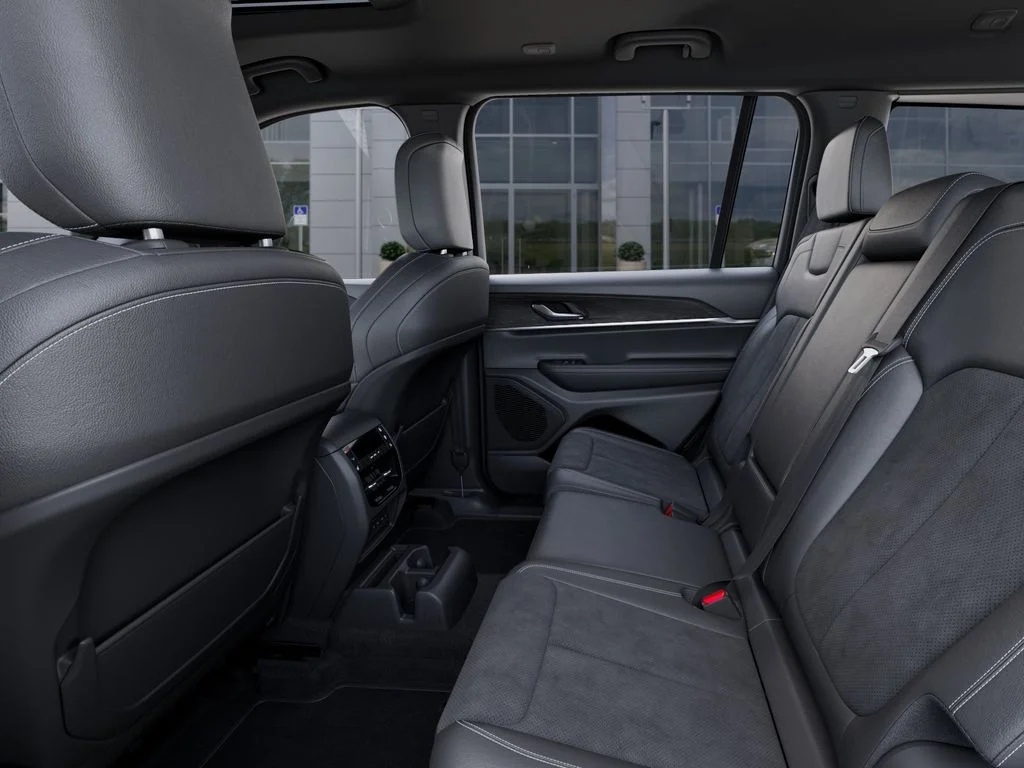 New 2026 Bright White Clear-Coat Exterior Paint Jeep Altitude image 23