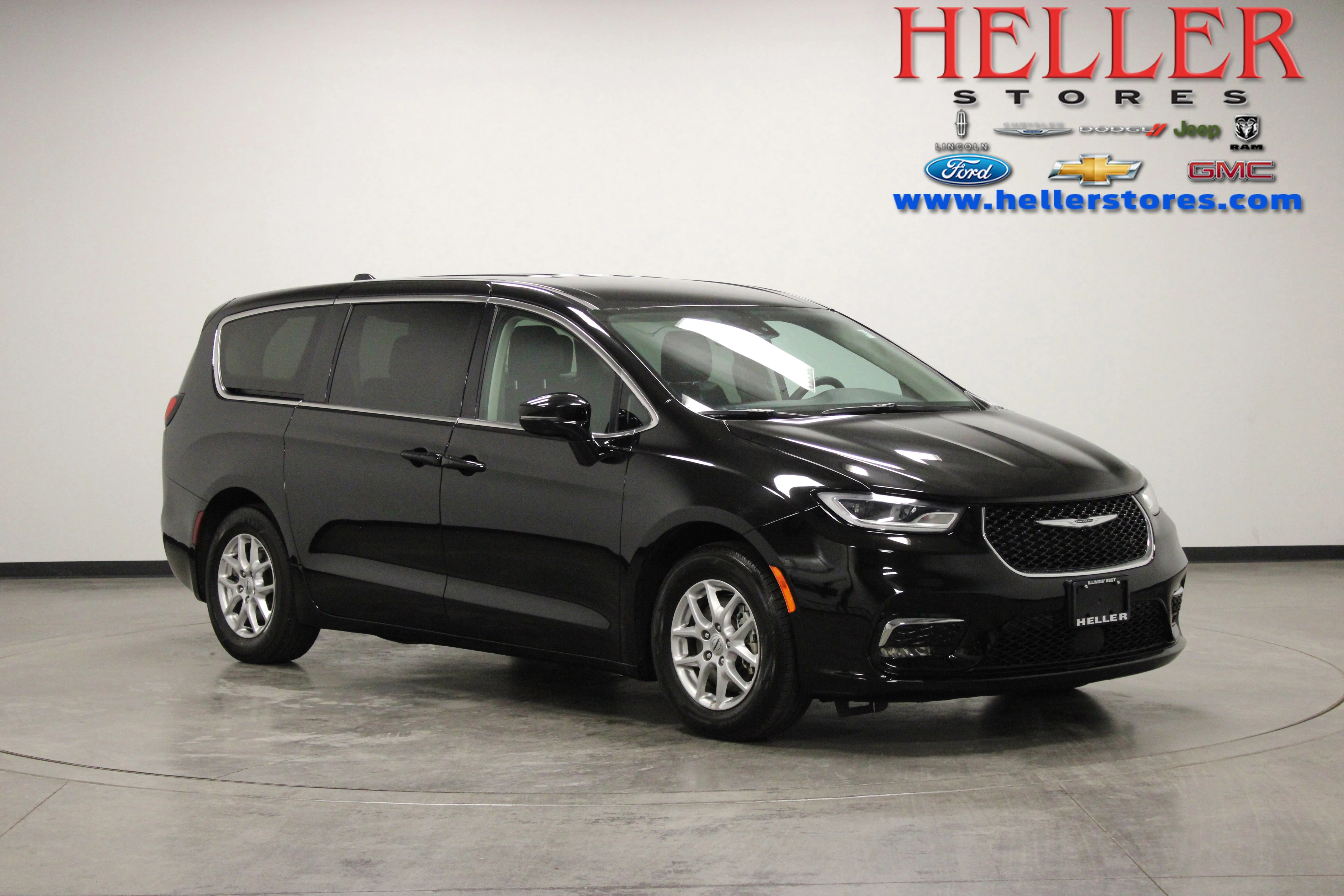 2024 Chrysler Pacifica Touring L's photo