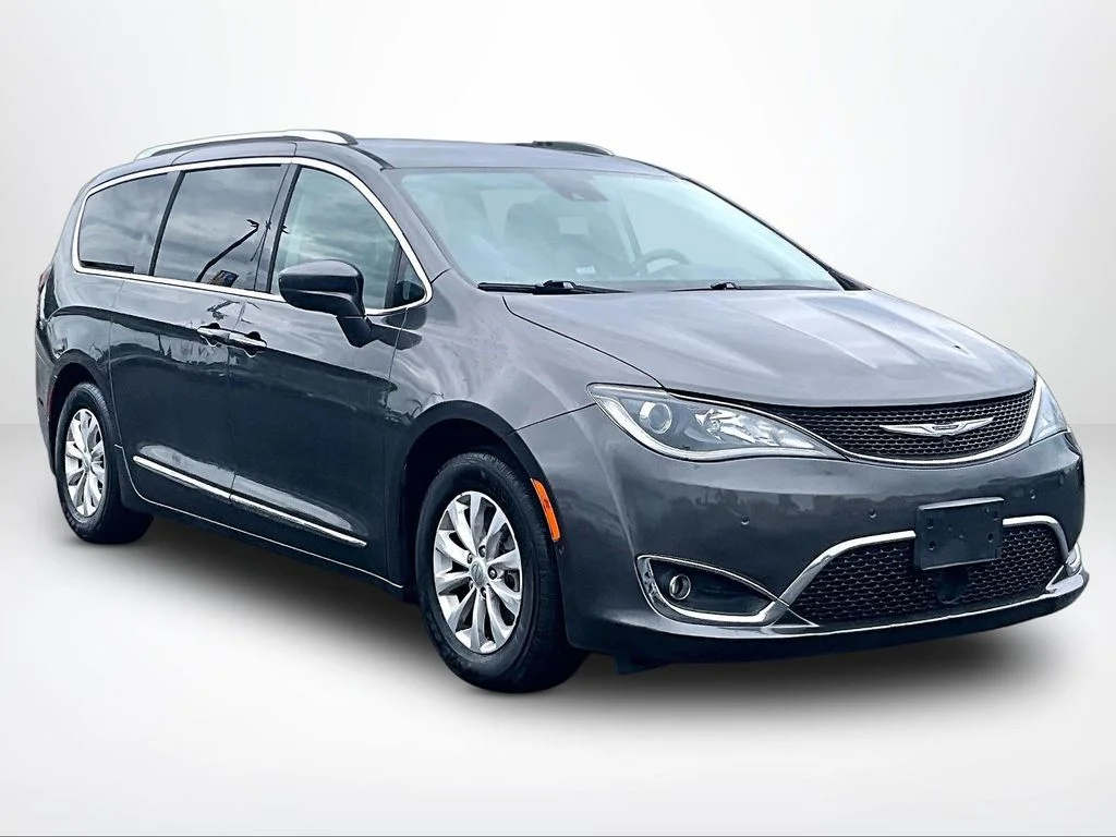 Used 2019 Gray Chrysler Touring L image 11
