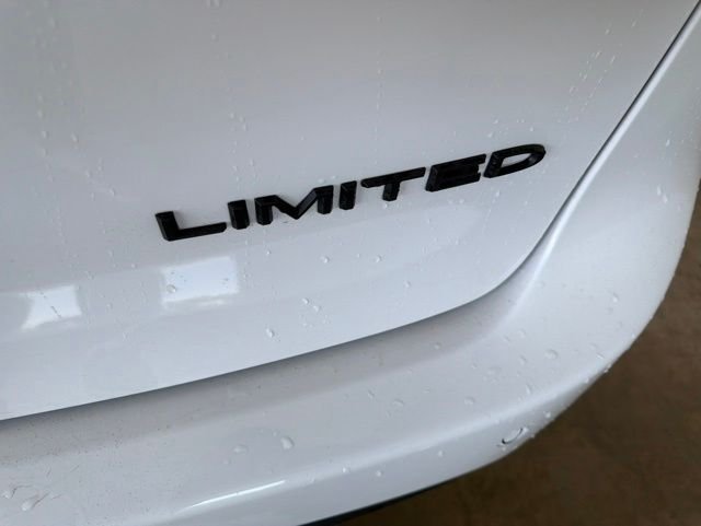 New 2027 Bright White Clear-Coat Exterior Paint Chrysler Limited image 5