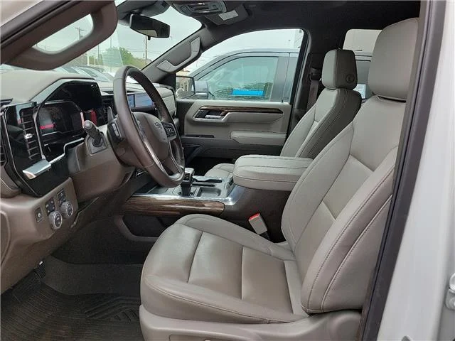 Used 2025 Summit White Chevrolet LT Trail Boss 4x4 Crew Cab 5.75 ft. box 147.4 in. image 10